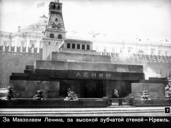 Кадр 7 диафильма «Андрюша едет в Москву»